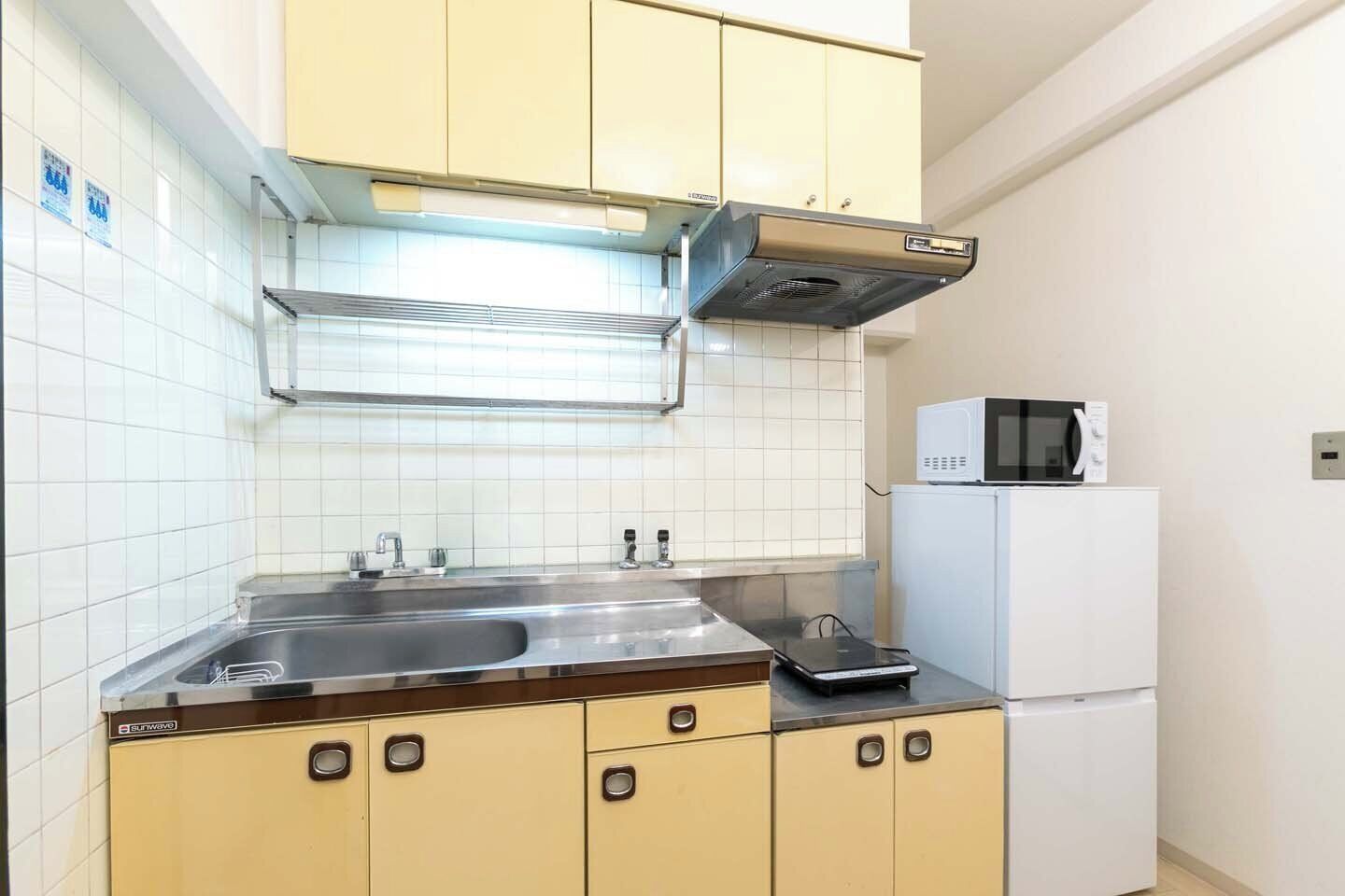 Departamento, para no fumadores, vista a la ciudad (c07) | Cocina privada | Refrigerador, microondas, parrilla de estufa y utensilios de cocina 