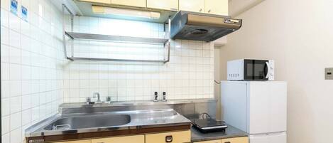 Appartement, non-fumeur, vue sur la ville (c07) | Cuisine privée | Réfrigérateur, four à micro-ondes, surface de cuisson