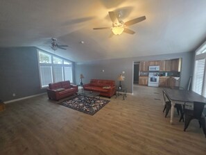 Living area - Perfect 3-bedroom house with AC in charming Fairbanks on quiet dead end road. (Fairbanks)