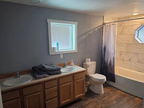 Bathroom - Perfect 3-bedroom house with AC in charming Fairbanks on quiet dead end road. (Fairbanks)