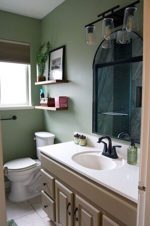 Hair dryer, towels - The Juniper - Renovated, Cozy North Loop Home w/ Hot Tub (Austin)