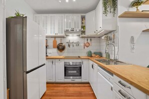 Fridge, microwave, oven, stovetop - Peaceful 1-Bed Apartment Near Brisbane's Heart (Fortitude Valley)