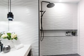 Dusche, Haartrockner, Handtücher, Shampoo