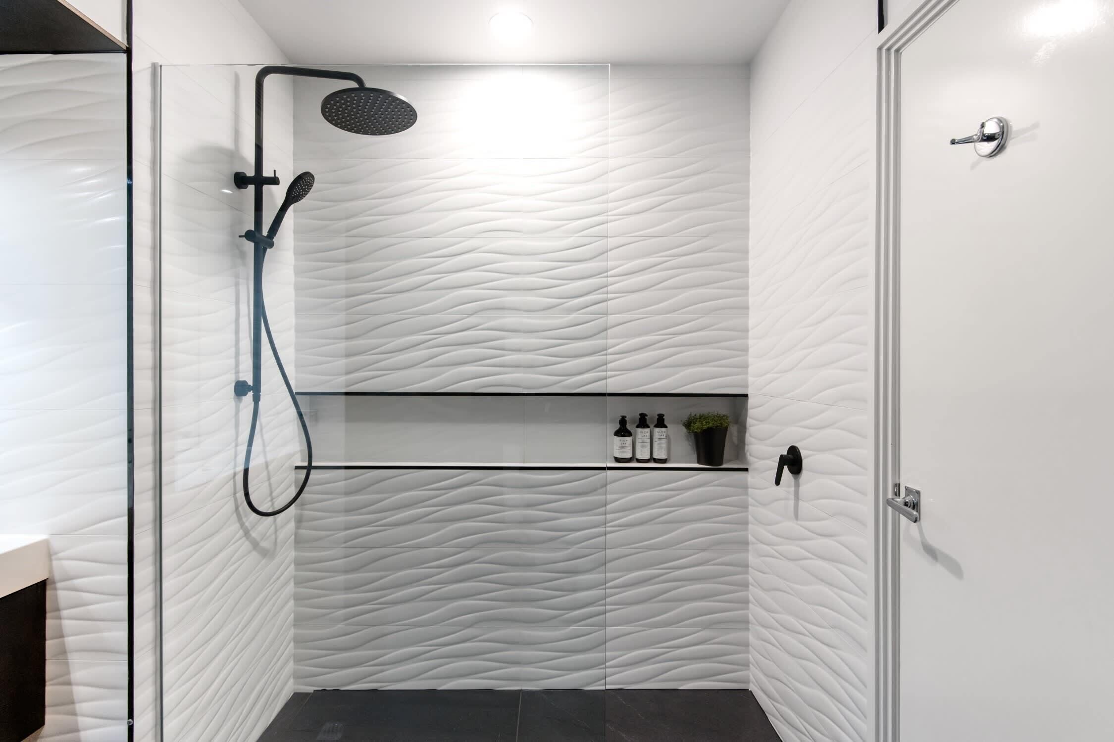 Douche, sèche-cheveux, serviettes fournies, shampoing