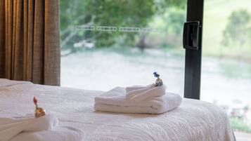 Luxury Studio, Lake View, Lakeside | Premium bedding, pillowtop beds, in-room safe, soundproofing
