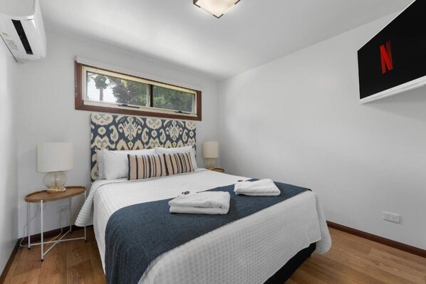 Room - Lakes Edge Retreat (Yungaburra)