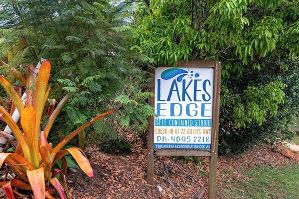 A sign for Lakes Edge, a self-contained studio with a check-in address at 22 Gillies Hwy. - Lakes Edge Retreat (Yungaburra)