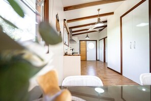 Interior - Lakes Edge Retreat (Yungaburra)