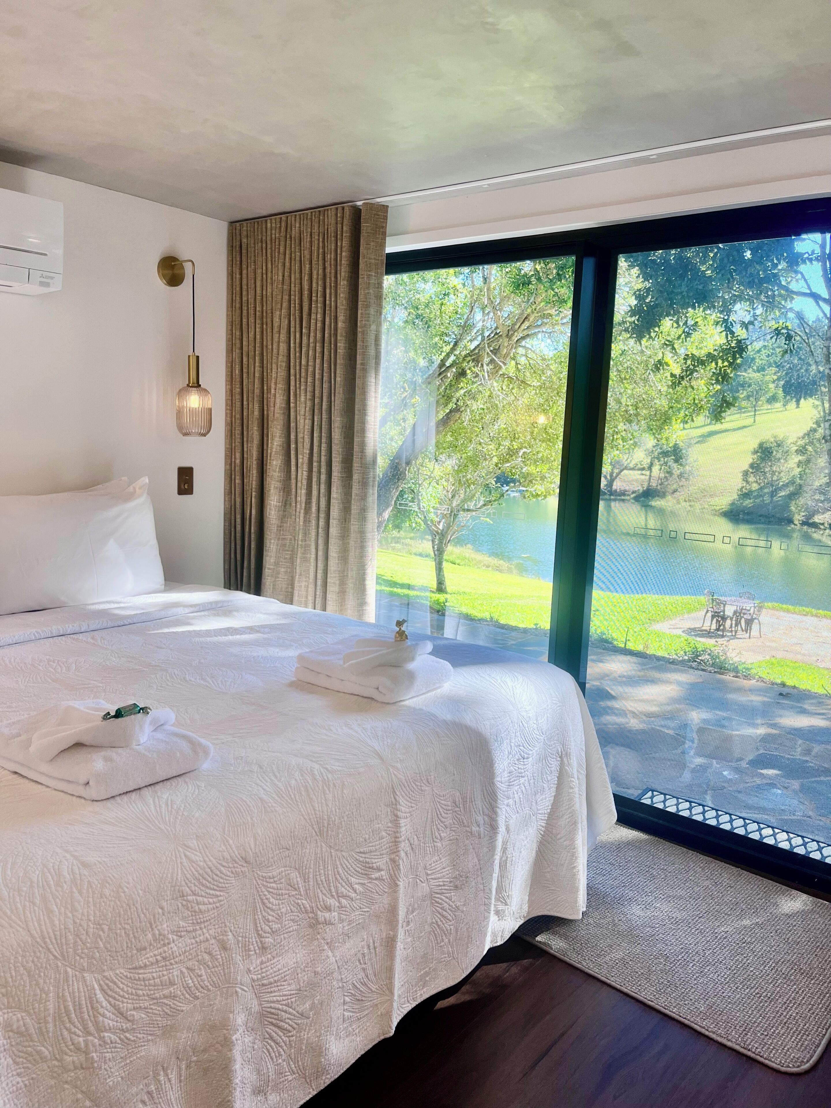 Studio Luxe, vue lac, en bord de lac | Coffres-forts dans les chambres, chambres insonorisées