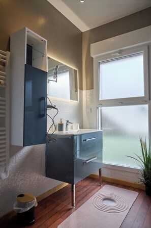 Bathroom - Vrbo Property (Saint-Privat)