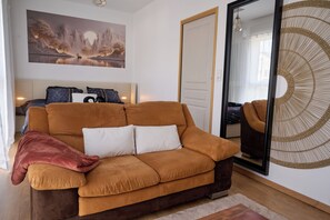 Living area - Vrbo Property (Saint-Privat)
