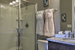 Secadora de cabello, toallas, jabón, papel de baño 