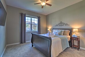 4 bedrooms, iron/ironing board, WiFi, bed sheets - Close to Disney! Home w/ Patio & Community Perks (Davenport)
