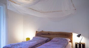 4 bedrooms, iron/ironing board, Internet, bed sheets - Quiet, stylishly renovated. Fantastic view of fruit trees and cork oaks. (Tomar)