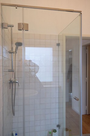 Haartrockner, Handtücher, Seife, Toilettenpapier