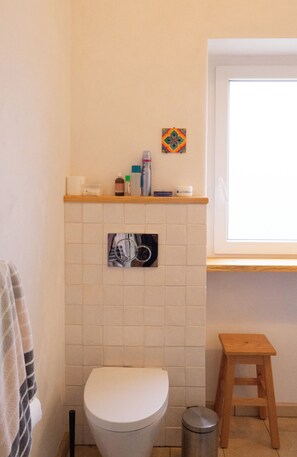 Haartrockner, Handtücher, Seife, Toilettenpapier