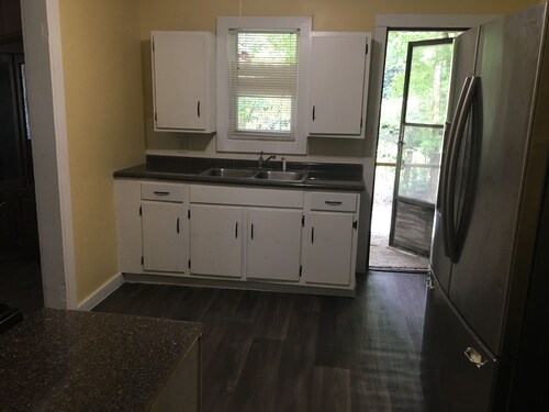 Spacious 4-bedroom house in peaceful Mobile with AC