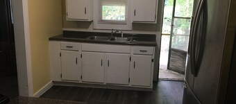 Spacious 4-bedroom house in peaceful Mobile with AC
