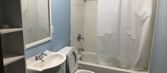 Spacious 4-bedroom house in peaceful Mobile with AC