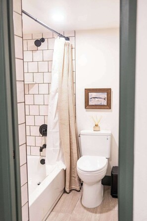 Shower, hair dryer, towels, shampoo - Cozy Island Park Cabin Near Yellowstone (Island Park)