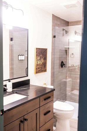 Shower, hair dryer, towels, shampoo - Cozy Island Park Cabin Near Yellowstone (Island Park)