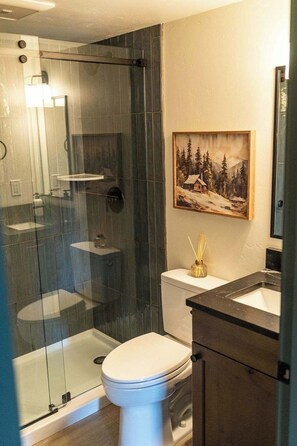 Shower, hair dryer, towels, shampoo - Cozy Island Park Cabin Near Yellowstone (Island Park)