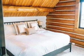5 bedrooms, iron/ironing board, travel cot, WiFi - Cozy Island Park Cabin Near Yellowstone (Island Park)