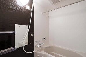 A modern bathroom with a bathtub, a shower, and a toilet. - Rufura Fukusima (Osaka)