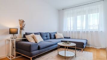 Family Apartment, Multiple Bedrooms (Apartment Meandar With Garage And) | Living area