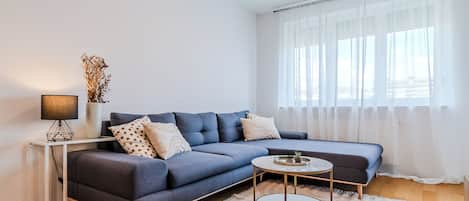 ファミリー アパートメント ベッドルーム (複数) (Apartment Meandar With Garage And) | リビング エリア