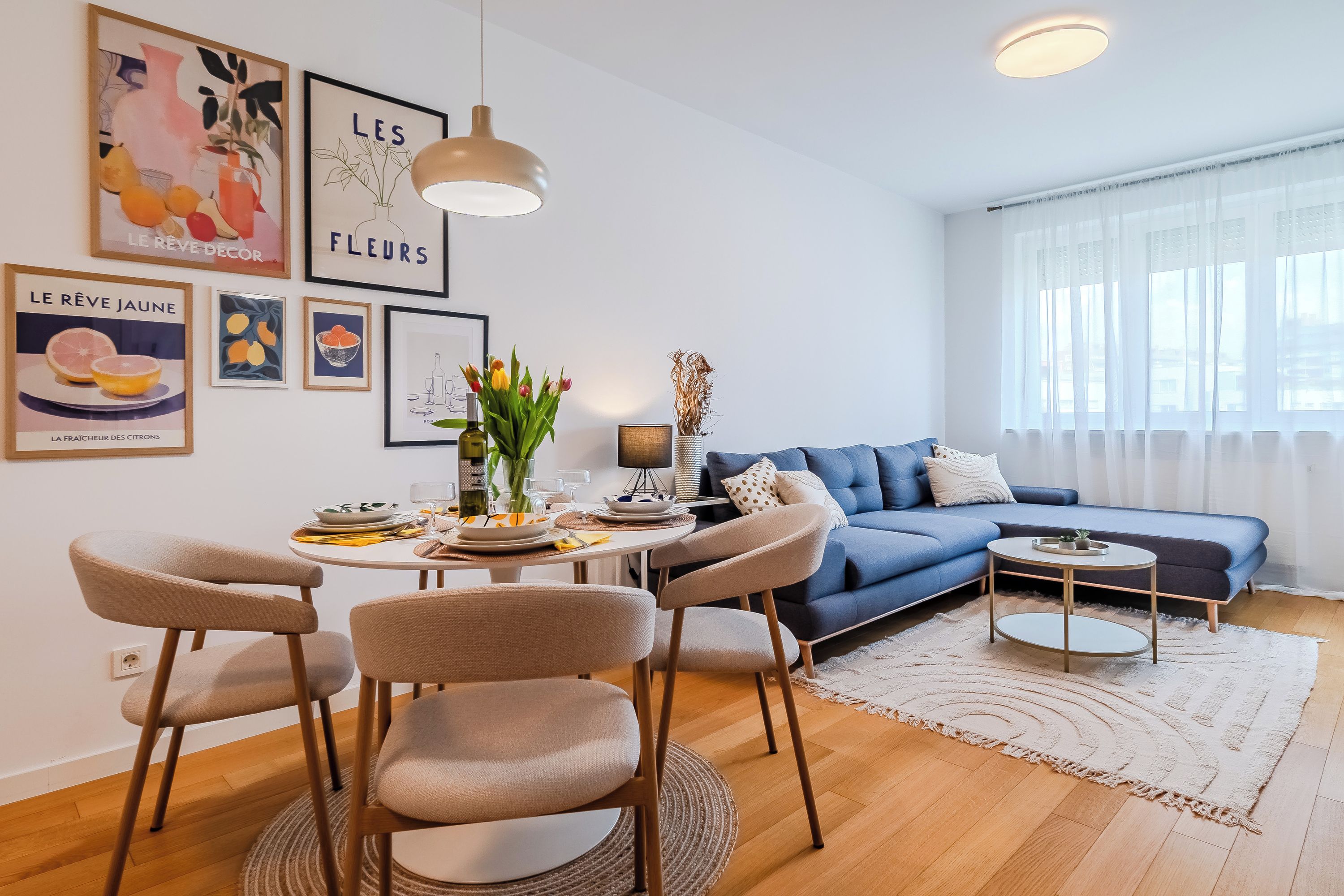 Un salon moderne comprenant un coin repas, un canapé et une table basse.