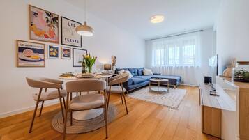 Family Apartment, Multiple Bedrooms (Apartment Meandar With Garage And) | Living area