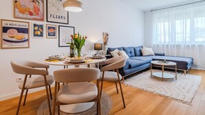 Una sala de estar moderna con comedor, un sofá y una mesa de centro.