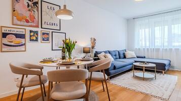 Family Apartment, Multiple Bedrooms (Apartment Meandar With Garage And) | Dining