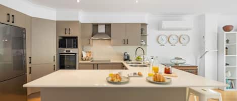 Refrigerador, microondas, placa de cocina, lavavajillas
