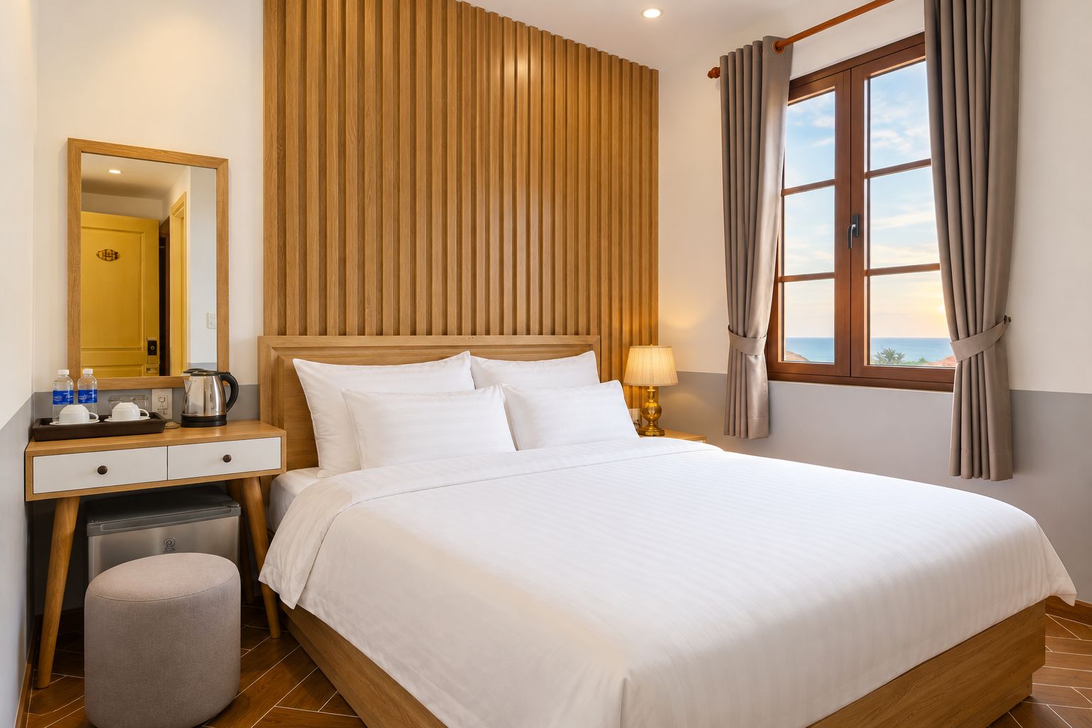 Une chambre d’hôtel avec un lit, une table de chevet, une lampe et une fenêtre avec des rideaux.