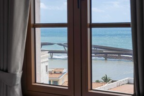 Deluxe Double Room, Beach View | Interior