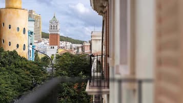 Deluxe-Doppelzimmer, Balkon, Stadtblick | Unterkunftsgelände