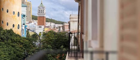 Chambre Double Deluxe, balcon, vue ville | Enceinte de l’hébergement