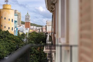 Deluxe-Doppelzimmer, Balkon, Stadtblick | Unterkunftsgelände