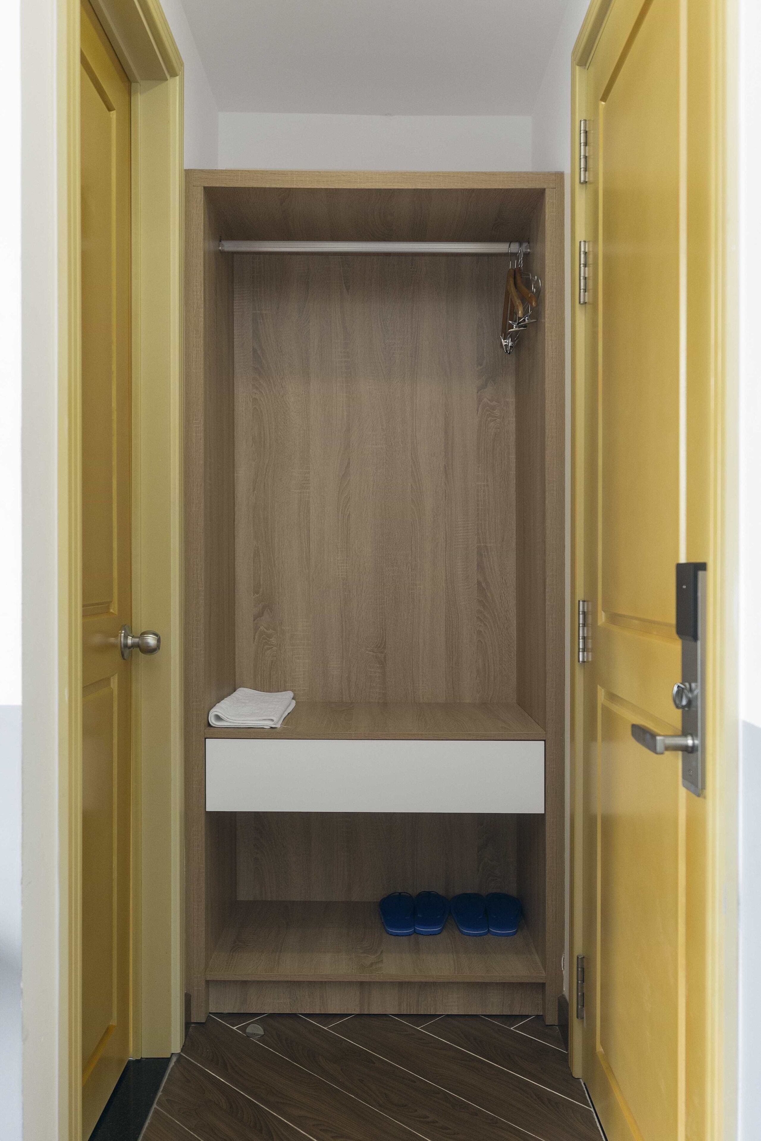 Deluxe Double Room, Beach View | Interior
