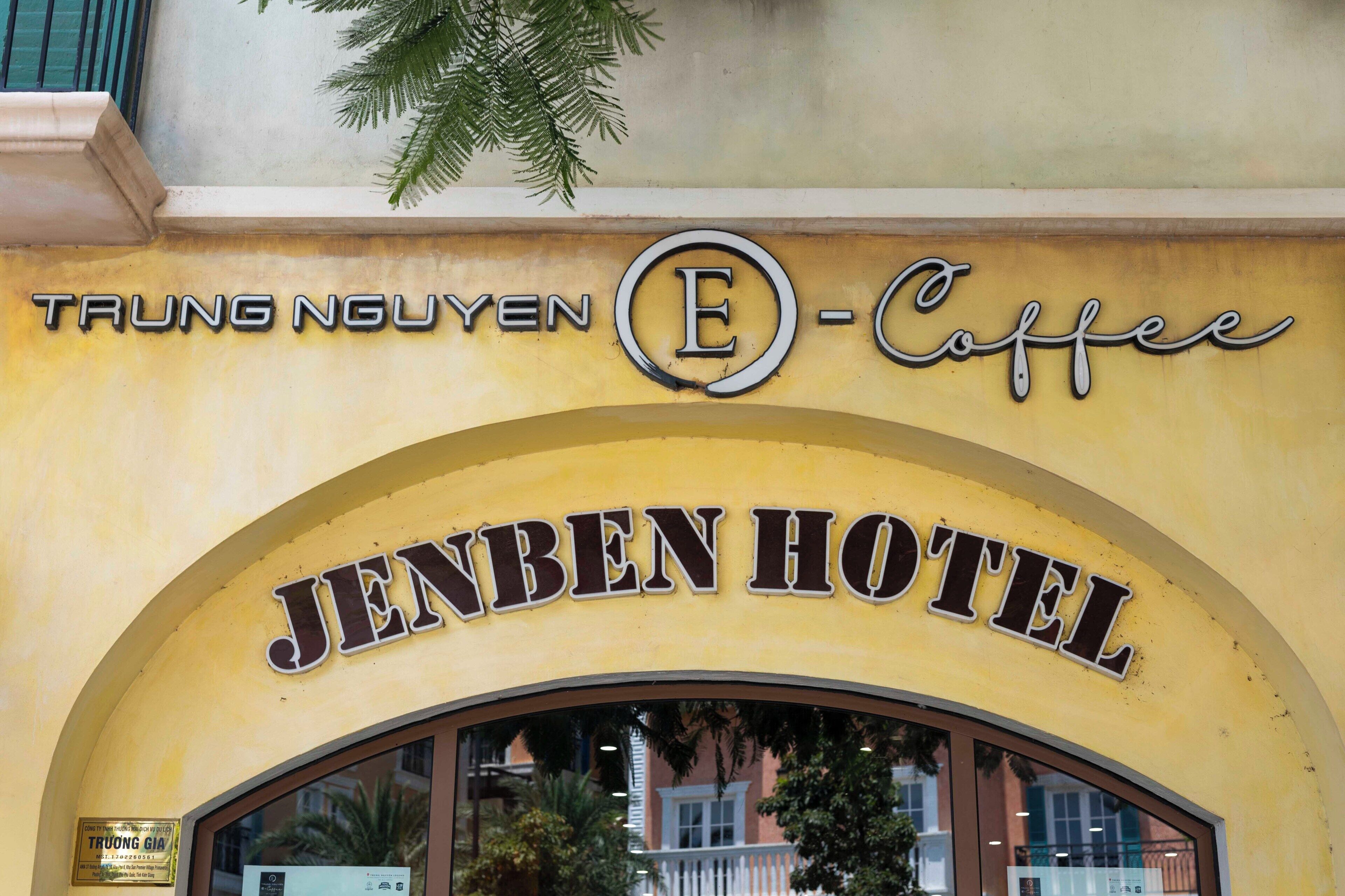 Das äußere Erscheinungsbild des Jenben Hotels mit der Beschilderung 'TRUNG NGUYEN E-Coffee' über dem Eingang.