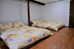 Habitación cuádruple superior, vistas al patio | Espacio para trabajar con un portátil y wifi gratis
