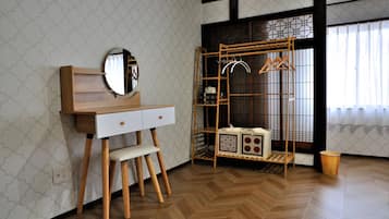 Chambre Quadruple Familiale, vue cour intérieure | Espace de travail pour ordinateur portable, Wi-Fi gratuit
