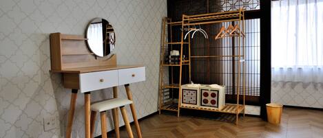 Quadrupla familiare, vista cortile | Postazione laptop, tende oscuranti, Wi-Fi gratuito, lenzuola
