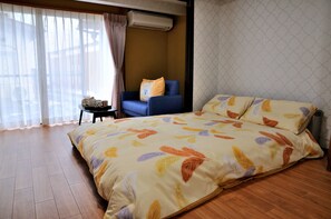 Habitación cuádruple superior, vistas al patio | Espacio para trabajar con un portátil y wifi gratis