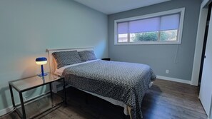 3 bedrooms, iron/ironing board, internet, bed sheets