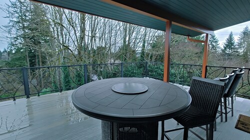 3-bedroom apartment in fantastic Kenmore with cool AC