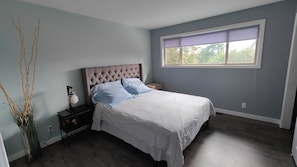 3 bedrooms, iron/ironing board, internet, bed sheets