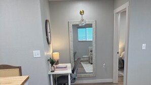Un espace de bureau moderne comprenant un bureau, une chaise et une petite table.